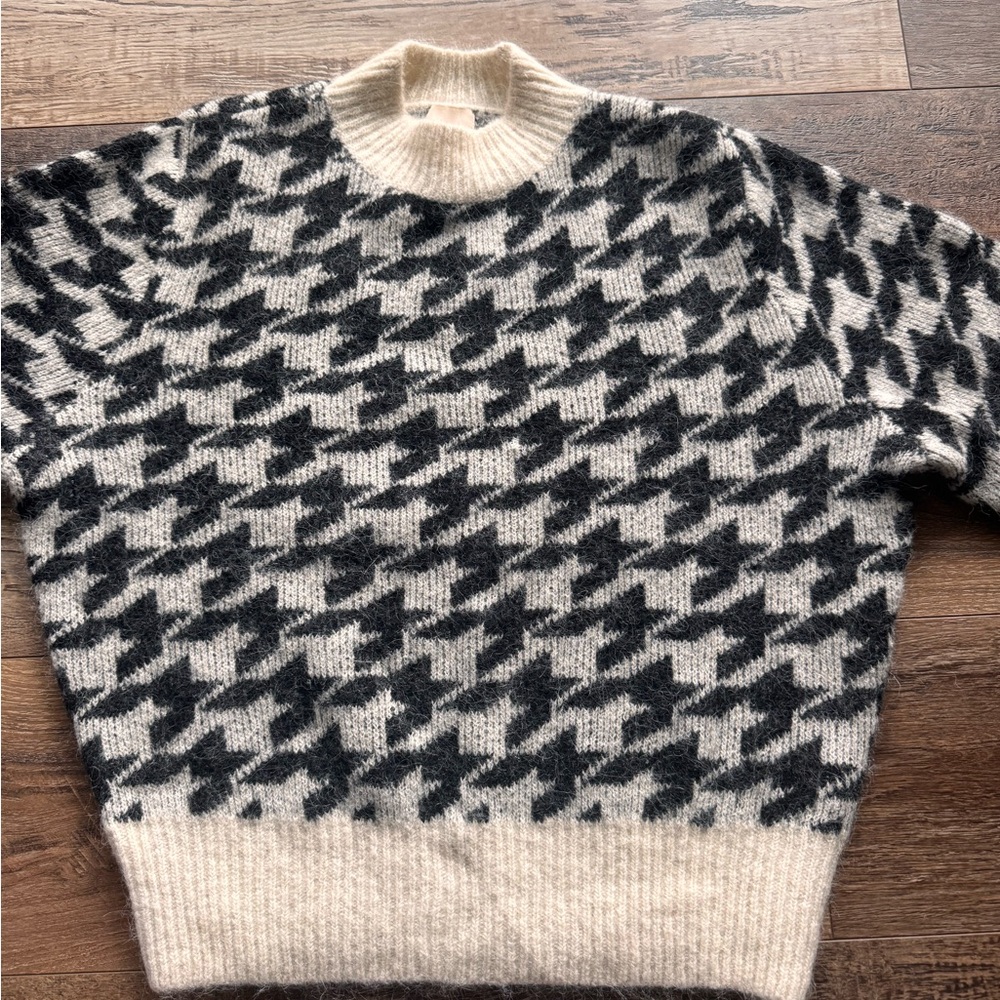H & M Black and Cream Sweater